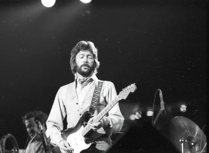 Gerahmter Druck : Clapton spielt auf.