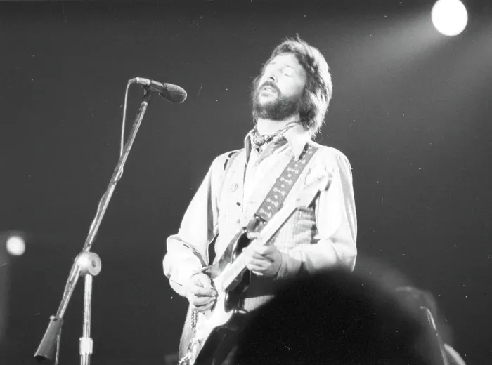 Gerahmter Druck : Clapton spielt. Gerahmter Druck : Clapton spielt.