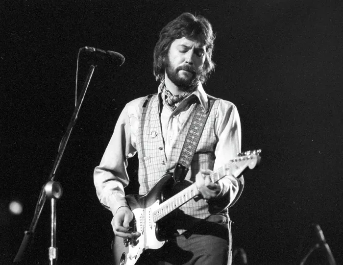 Gerahmter Druck : Clapton spielt. Gerahmter Druck : Clapton spielt.