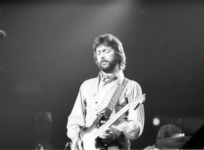 Gerahmter Druck : Clapton spielt.
