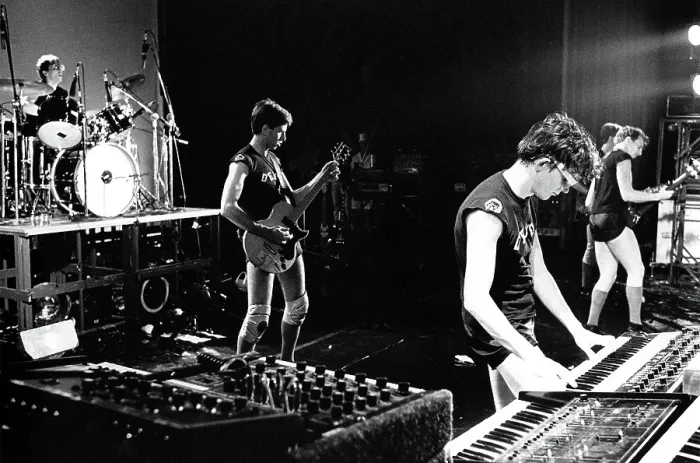 Gerahmter Druck : Devo Performing Gerahmter Druck : Devo Performing