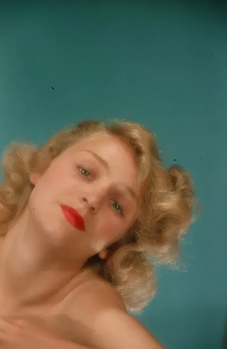 Gerahmter Druck : MODEL POSING IN 1938 Gerahmter Druck : MODEL POSING IN 1938