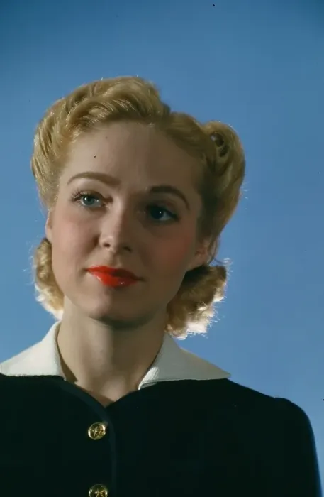 Gerahmter Druck : MODEL POSING IN 1938 Gerahmter Druck : MODEL POSING IN 1938