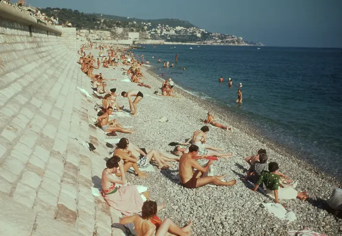 Gerahmter Druck : Seefront. Leute sonnenbaden auf dem Kiesstrand in Nizza, Frankreich im August 1948 Gerahmter Druck : Seefront. Leute sonnenbaden auf dem Kiesstrand in Nizza, Frankreich im August 1948