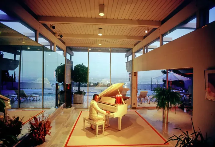 Gerahmter Druck : Bild von Giorgio Moroder. Gerahmter Druck : Bild von Giorgio Moroder.