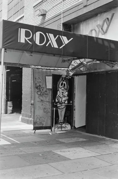 Gerahmter Druck : Das Roxy-Clubhaus auf West 18. Straße in Manhattan, New York City, etwa 1982 Gerahmter Druck : Das Roxy-Clubhaus auf West 18. Straße in Manhattan, New York City, etwa 1982