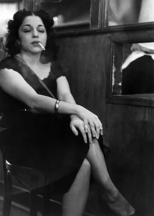 Gerahmter Druck : Bar Babe. 14. Dezember 1951: Eine Frau nimmt sich eine Zigarettenpause Gerahmter Druck : Bar Babe. 14. Dezember 1951: Eine Frau nimmt sich eine Zigarettenpause