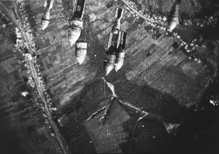 Gerahmter Druck : Sprengköpfe fallen. Gerahmter Druck : Sprengköpfe fallen.