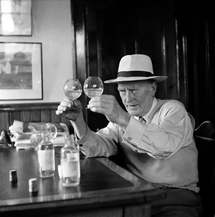 Gerahmter Druck : Ernstes Trinken Gerahmter Druck : Ernstes Trinken