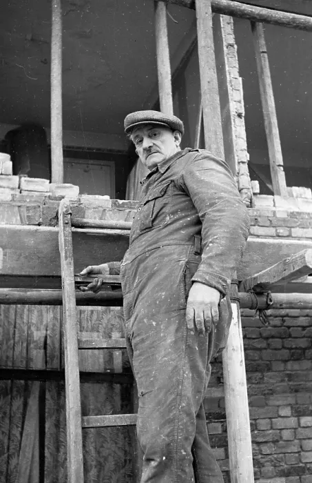 Gerahmter Druck : Held und Baumeister Gerahmter Druck : Held und Baumeister