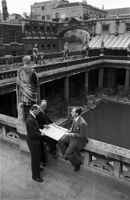 Gerahmter Druck : Bath Assembly Talks Gerahmter Druck : Bath Assembly Talks