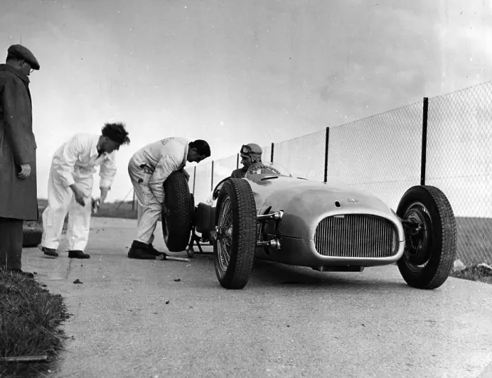 Gerahmter Druck : Pit Stop. 13. Mai 1950: Einige der Männer, die für den Test des BRM-Rennwagens Gerahmter Druck : Pit Stop. 13. Mai 1950: Einige der Männer, die für den Test des BRM-Rennwagens