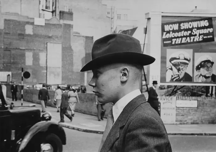 Gerahmter Druck : Sommerhut. Ein junger Mann mit Hut, London, Juni 1952 Gerahmter Druck : Sommerhut. Ein junger Mann mit Hut, London, Juni 1952