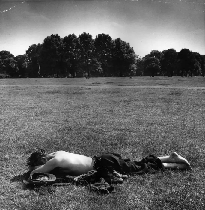 Gerahmter Druck : Sunbather. Ein Mann sonnt sich im Londons Hyde Park Gerahmter Druck : Sunbather. Ein Mann sonnt sich im Londons Hyde Park