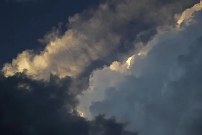 Gerahmter Druck : Himmel mit Wolken.