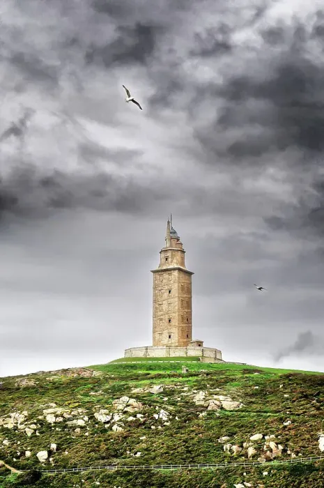 Gerahmter Druck : The Tower. Turm von den Herkules in Korunia ist ein antikes römisches Leuchtturm Gerahmter Druck : The Tower. Turm von den Herkules in Korunia ist ein antikes römisches Leuchtturm
