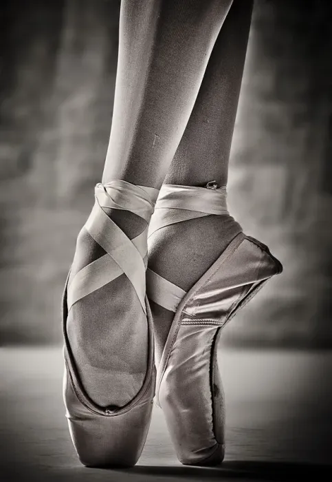Gerahmter Druck : On Point. Close-up of professional ballet dancer on pointe Gerahmter Druck : On Point. Close-up of professional ballet dancer on pointe