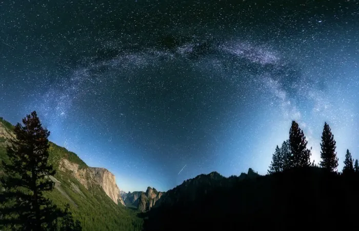 Gerahmter Druck : Die Milchstraße über El Capitán und Halbdammberg von der Tunnelansicht im Yosemite-Nationalpark in Kalifornien, Vereinigten Staaten Gerahmter Druck : Die Milchstraße über El Capitán und Halbdammberg von der Tunnelansicht im Yosemite-Nationalpark in Kalifornien, Vereinigten Staaten