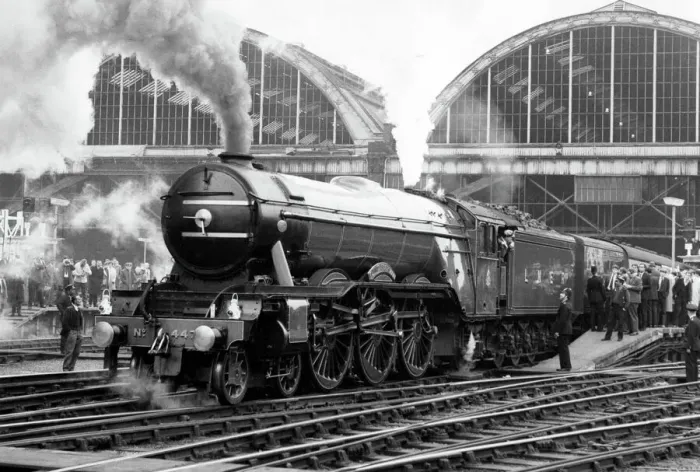 Gerahmter Druck : Der Flying Scotsman verlässt das Londoner King's Cross Bahnhof, um den letzten zu machen Gerahmter Druck : Der Flying Scotsman verlässt das Londoner King's Cross Bahnhof, um den letzten zu machen