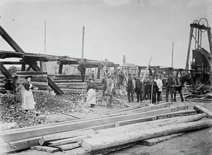 Gerahmter Druck : Arbeiter am Oberflächen, Dolcoath-Mine in Camborne im Kornwall. 1890er Jahre Gerahmter Druck : Arbeiter am Oberflächen, Dolcoath-Mine in Camborne im Kornwall. 1890er Jahre