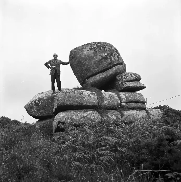 Gerahmter Druck : Sithney. Charles Woolf steht auf Men Amber (ein Logan Stone) Gerahmter Druck : Sithney. Charles Woolf steht auf Men Amber (ein Logan Stone)