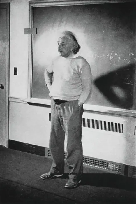 Gerahmter Druck : Albert Einstein in seinem Arbeitszimmer am Institute for Advanced Study, Princeton, USA, 1940 (s / w Foto). Gerahmter Druck : Albert Einstein in seinem Arbeitszimmer am Institute for Advanced Study, Princeton, USA, 1940 (s / w Foto).