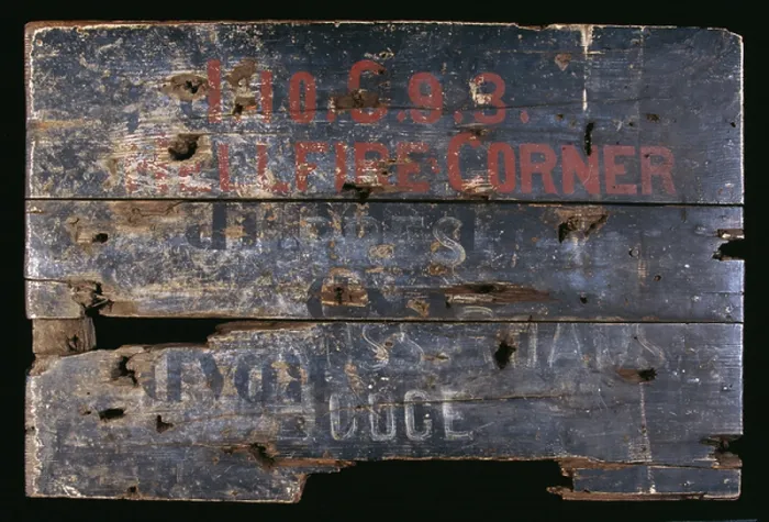 Gerahmter Druck : Schild von Hellfire Corner, 1918 (Holz) Gerahmter Druck : Schild von Hellfire Corner, 1918 (Holz)