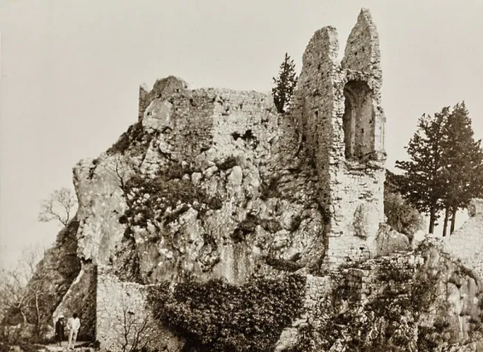 Gerahmter Druck : Bodenstände eines Schlosses in Duino