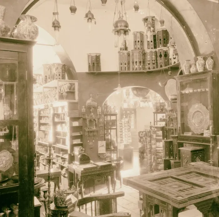 Gerahmter Druck : Typisches orientalisches Geschäft Fayence Messing 1925. Gerahmter Druck : Typisches orientalisches Geschäft Fayence Messing 1925.