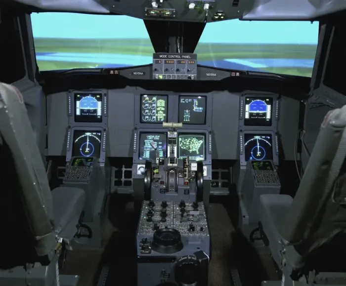 Gerahmter Druck : Innenansicht eines Flugzeugflugsimulators. Gerahmter Druck : Innenansicht eines Flugzeugflugsimulators.