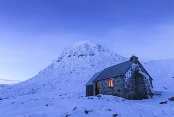 Gerahmter Druck : Devils Point und Corrour Bothy im Schnee, Cairngorms Nationalpark, Highlands von Schottland. Gerahmter Druck : Devils Point und Corrour Bothy im Schnee, Cairngorms Nationalpark, Highlands von Schottland.