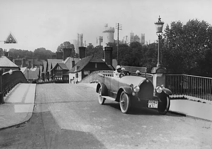 Gerahmter Druck : 1920 Rostons Hornsby in Arundel, Erfinder unbekannt Gerahmter Druck : 1920 Rostons Hornsby in Arundel, Erfinder unbekannt