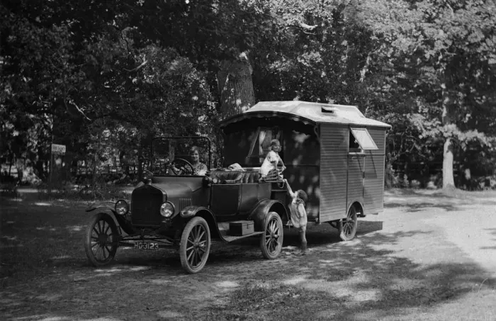 Gerahmter Druck : 1921 Ford Modell-T mit Karavan, Ersteller unbekannt Gerahmter Druck : 1921 Ford Modell-T mit Karavan, Ersteller unbekannt