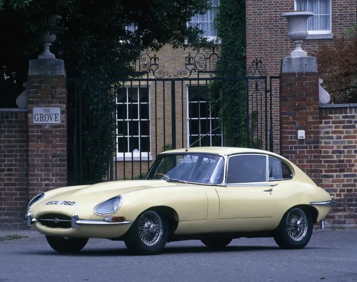 Gerahmter Druck : Die Jaguarklasse E, Seriennummer 4, Modelljahr 1966 mit zwei Sitzplätzen und einer Variante für vier Personen (22+24). Schöpfer unbekannt Gerahmter Druck : Die Jaguarklasse E, Seriennummer 4, Modelljahr 1966 mit zwei Sitzplätzen und einer Variante für vier Personen (22+24). Schöpfer unbekannt