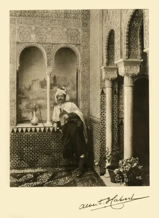 Gerahmter Druck : Albert Frederick Calvert in der Alhambra, Granada, Spanien, 1907. Ersteller: Unbekannt. Gerahmter Druck : Albert Frederick Calvert in der Alhambra, Granada, Spanien, 1907. Ersteller: Unbekannt.