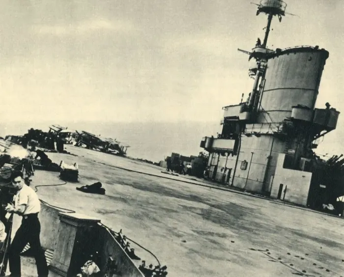 Gerahmter Druck : Der Ark wird endlich getroffen, 1941, (1942). Schöpfer: Unbekannt.
