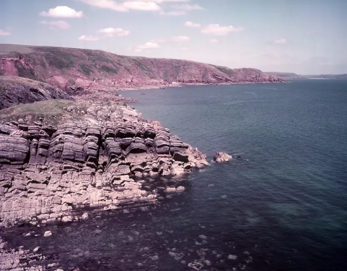 Gerahmter Druck : Barafundle Bay, Pembrokeshire, c1955. Künstler: Arthur Charles Kirby Ware Gerahmter Druck : Barafundle Bay, Pembrokeshire, c1955. Künstler: Arthur Charles Kirby Ware