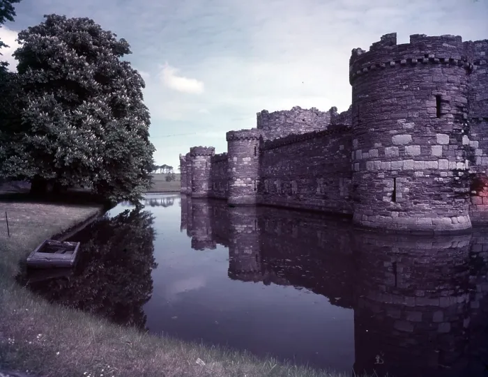 Gerahmter Druck : Beaumaris Castle, Anglesey, c1955. Schöpfer: Arthur Charles Kirby Ware Gerahmter Druck : Beaumaris Castle, Anglesey, c1955. Schöpfer: Arthur Charles Kirby Ware