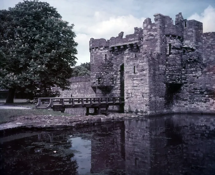 Gerahmter Druck : Beaumaris Castle, Anglesey, c1955. Schöpfer: Arthur Charles Kirby Ware Gerahmter Druck : Beaumaris Castle, Anglesey, c1955. Schöpfer: Arthur Charles Kirby Ware