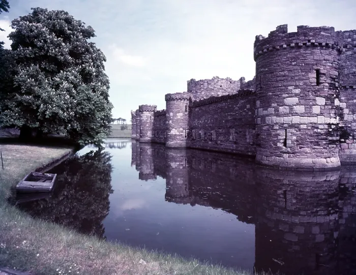 Gerahmter Druck : Beaumaris Castle, Anglesey, c1955. Schöpfer: Arthur Charles Kirby Ware Gerahmter Druck : Beaumaris Castle, Anglesey, c1955. Schöpfer: Arthur Charles Kirby Ware