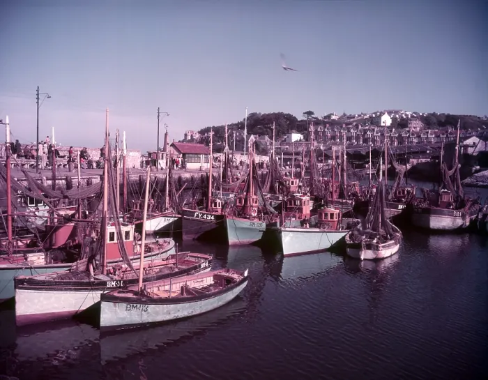 Gerahmter Druck : Boote im Hafen von Brixham, Devon, c1955. Künstler: Arthur Charles Kirby Ware Gerahmter Druck : Boote im Hafen von Brixham, Devon, c1955. Künstler: Arthur Charles Kirby Ware