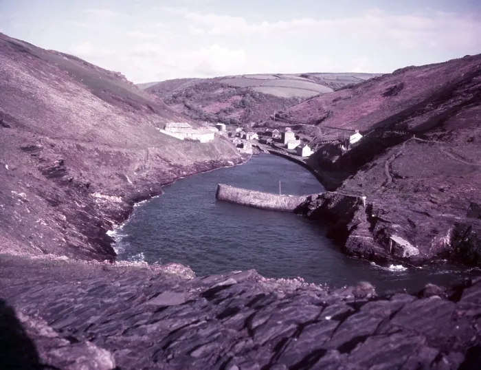 Gerahmter Druck : Boscastle-Hafen, Cornwall, c1955. Ersteller: Arthur Charles Kirby Ware Gerahmter Druck : Boscastle-Hafen, Cornwall, c1955. Ersteller: Arthur Charles Kirby Ware