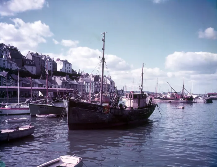 Gerahmter Druck : Brixham, Devon, c1955. Ersteller: Arthur Charles Kirby Ware Gerahmter Druck : Brixham, Devon, c1955. Ersteller: Arthur Charles Kirby Ware