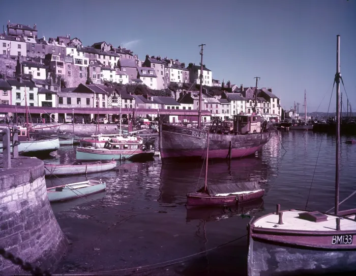 Gerahmter Druck : Brixham, Devon, c1955. Künstler: Arthur Charles Kirby Ware Gerahmter Druck : Brixham, Devon, c1955. Künstler: Arthur Charles Kirby Ware