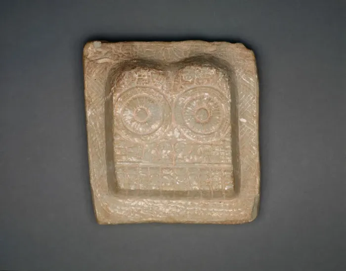 Gerahmter Druck : Fußabdrücke des Buddhas, um ca. 2. / 3.Jhdt., Urheber unbekannt Gerahmter Druck : Fußabdrücke des Buddhas, um ca. 2. / 3.Jhdt., Urheber unbekannt