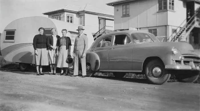 Gerahmter Druck : Auto mit Wohnwagen, Mooloolaba, Queensland, 1952. Ersteller: Jack Bain Gerahmter Druck : Auto mit Wohnwagen, Mooloolaba, Queensland, 1952. Ersteller: Jack Bain