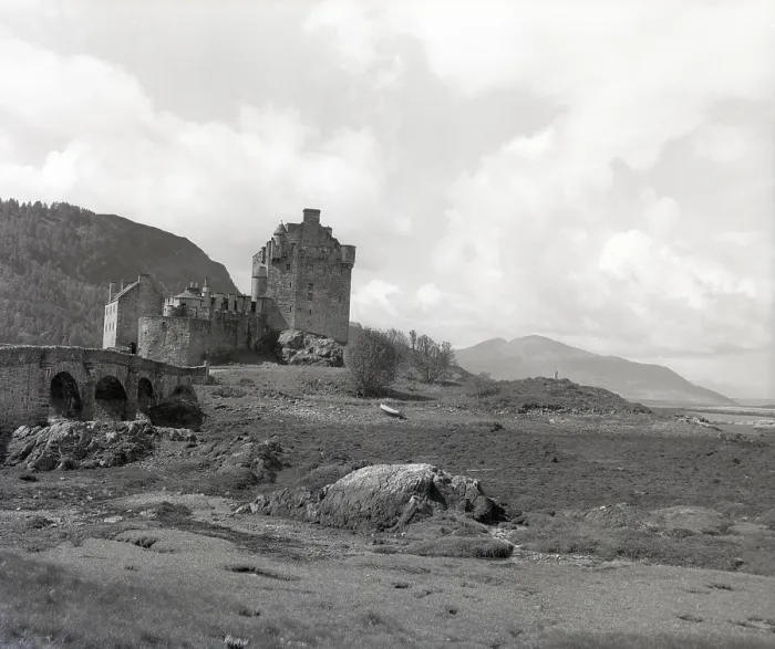 Gerahmter Druck : Schloss Eilean Donan, Schottland, c1955. Ersteller: Arthur Charles Kirby Ware Gerahmter Druck : Schloss Eilean Donan, Schottland, c1955. Ersteller: Arthur Charles Kirby Ware