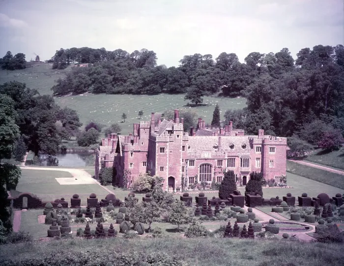 Gerahmter Druck : Compton Wynyates, Warwickshire, c1955. Schöpfer: Arthur Charles Kirby Ware