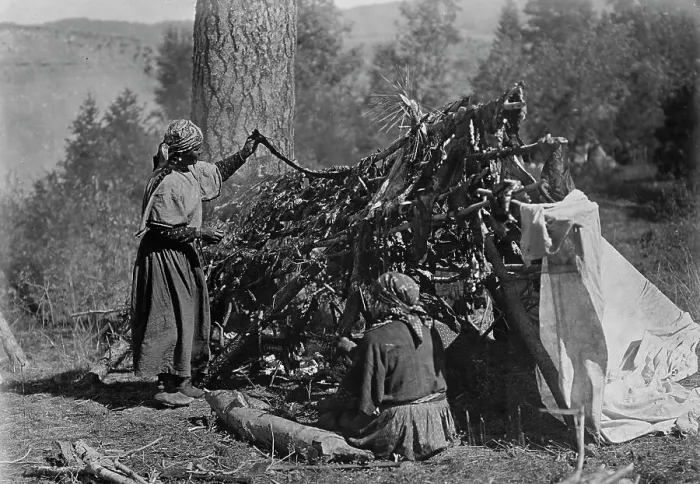 Gerahmter Druck : Trocknendes Fleisch - Flathead, 1910. Ersteller: Edward Sheriff Curtis Gerahmter Druck : Trocknendes Fleisch - Flathead, 1910. Ersteller: Edward Sheriff Curtis