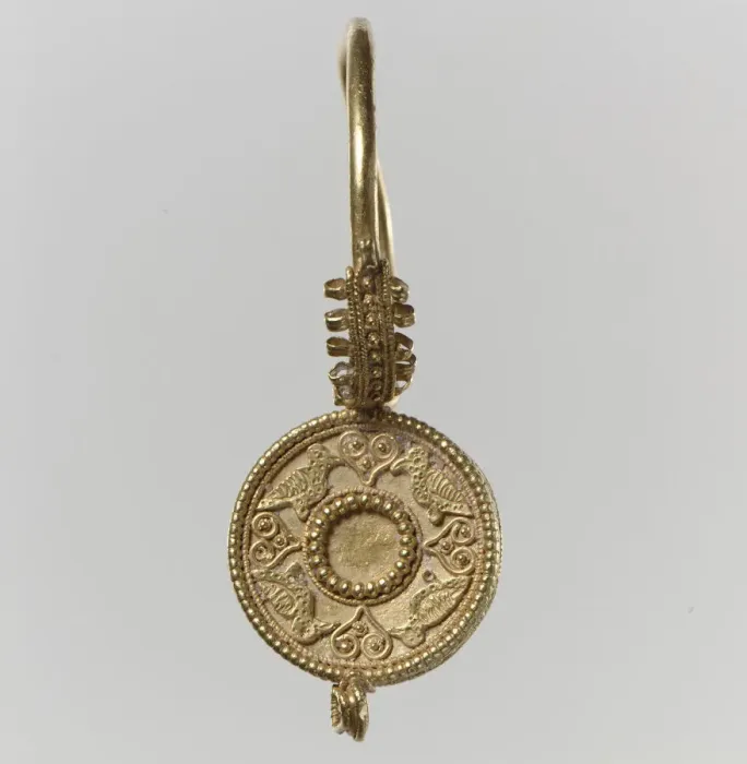 Gerahmter Druck : Ohrkerzeuge, langobardisch oder byzantinisch (?) , 6. - 7. Jahrhundert. Schöpfer unbekannt Gerahmter Druck : Ohrkerzeuge, langobardisch oder byzantinisch (?) , 6. - 7. Jahrhundert. Schöpfer unbekannt